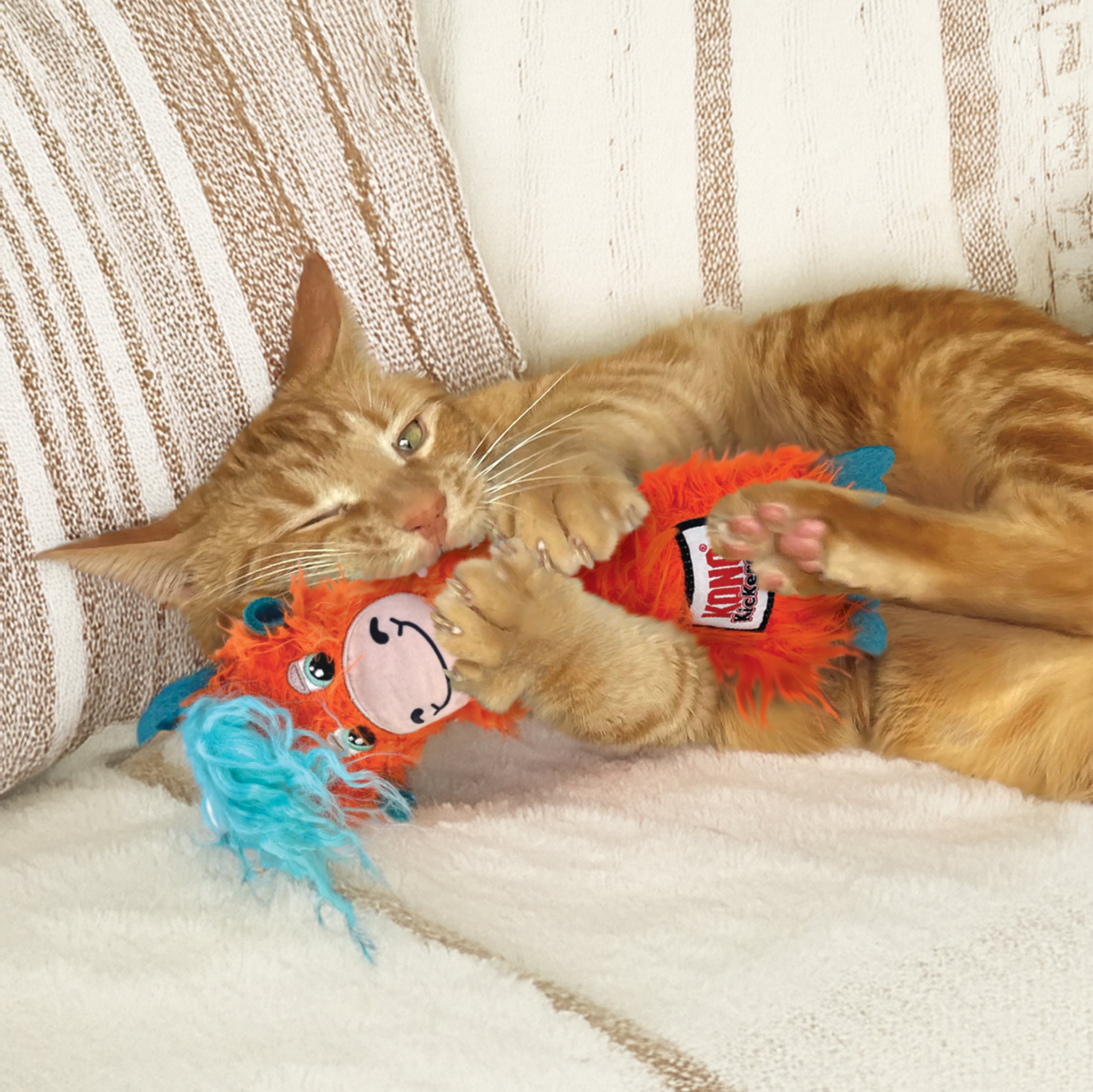 Kickeroo Highland Cow Naranja con Cabello Azul - Juguete de Peluche con Catnip para Gatos | KONG