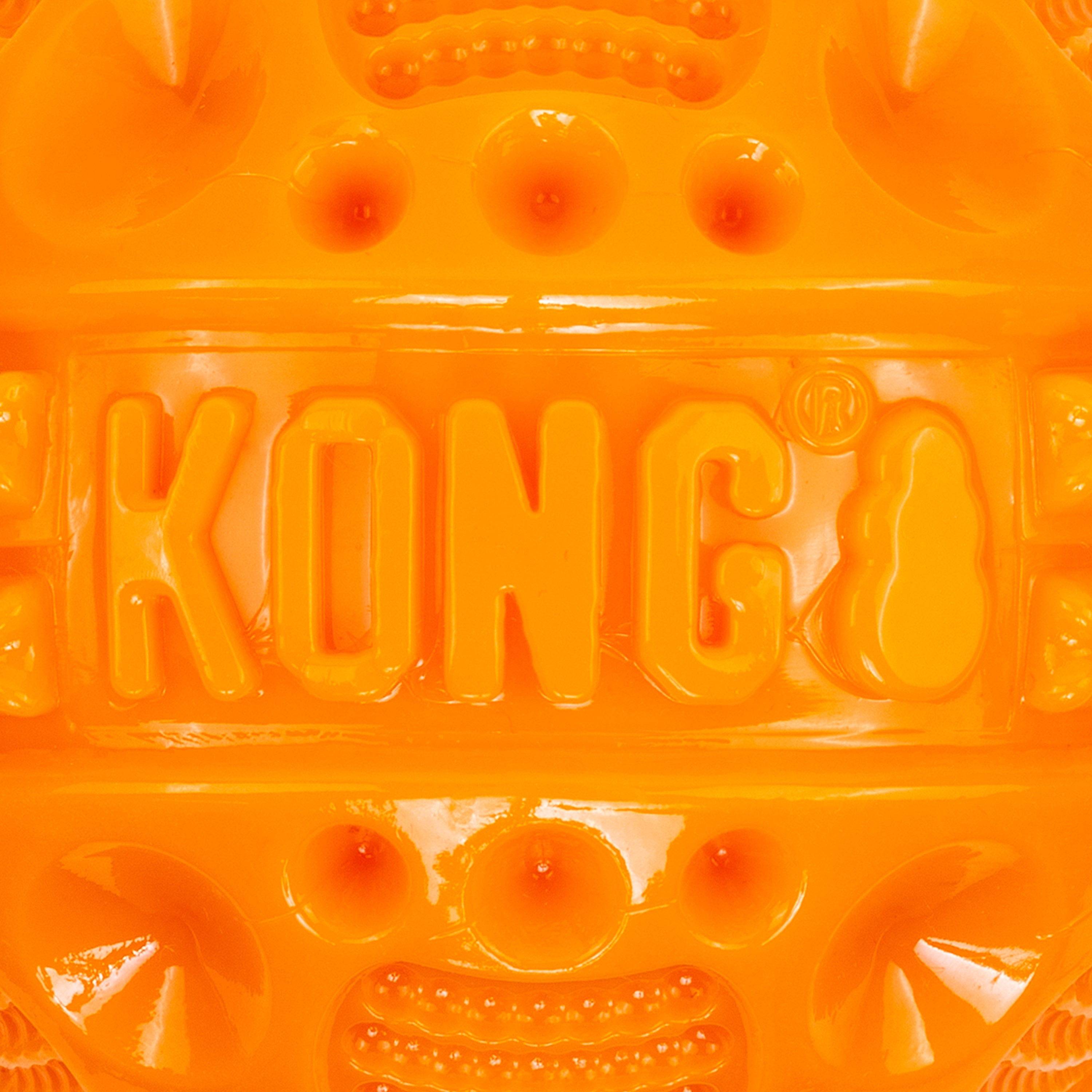 Detalle de textura de la KONG CoreStrength Ball naranja