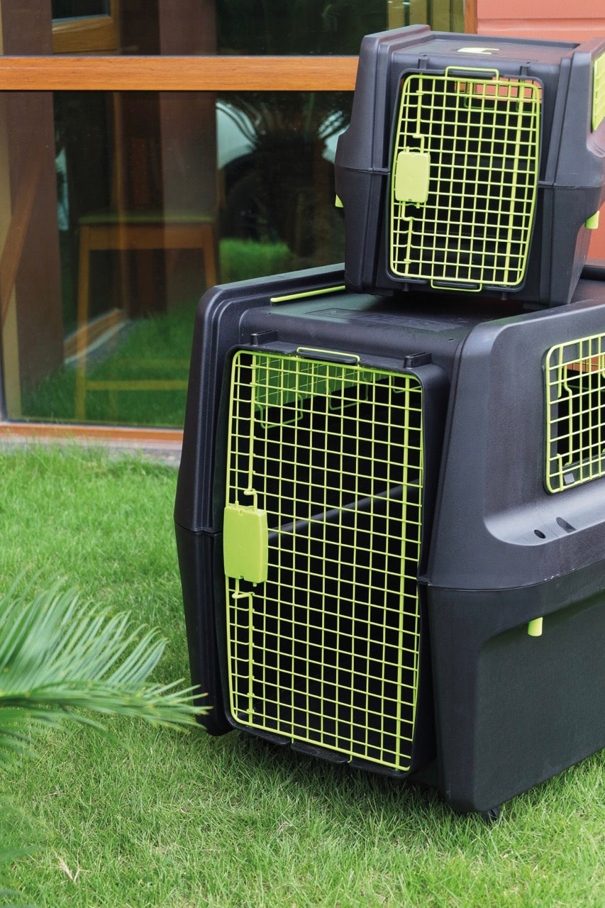 Transportadora PREMIUM ECO TREK para Perros - Negra con Rejillas Metálicas (Black & Green) | M-PETS