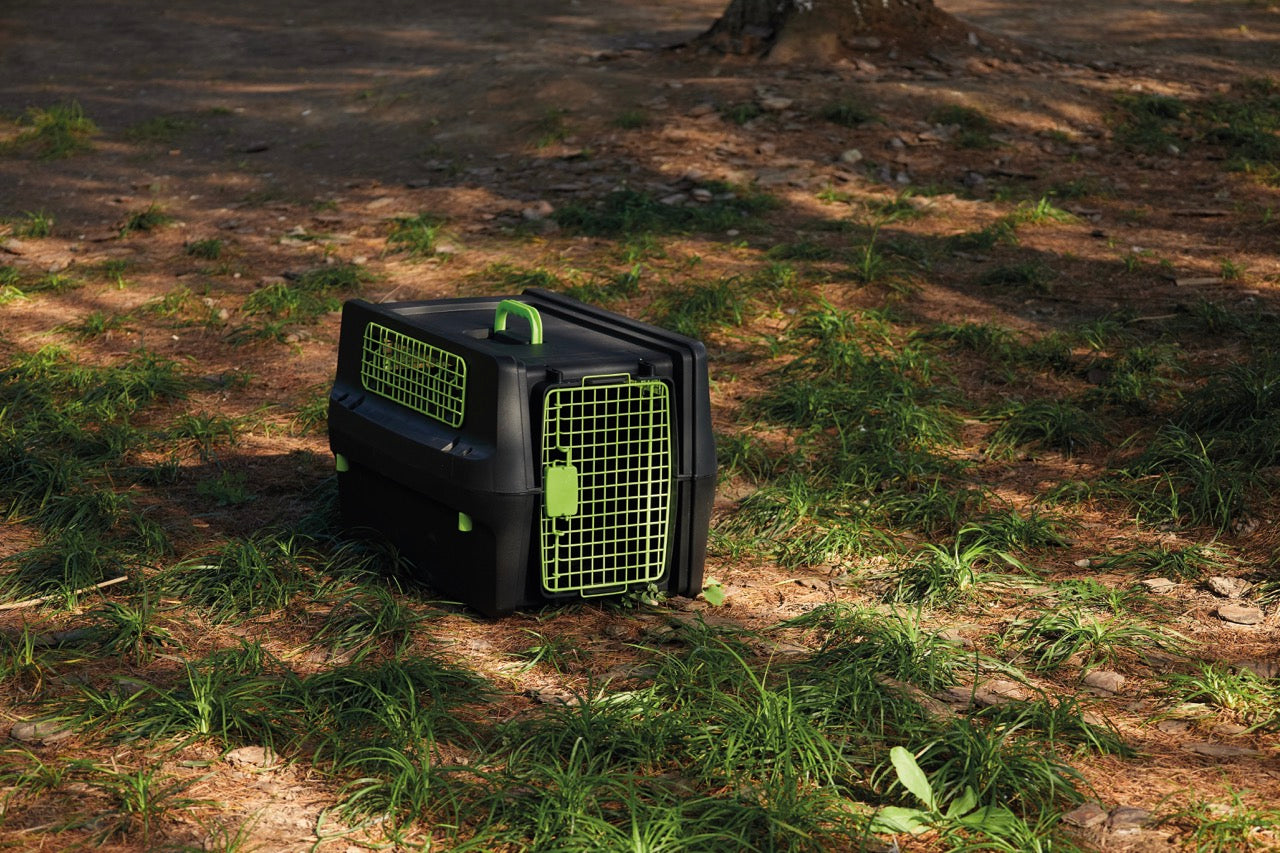 Transportadora PREMIUM ECO TREK para Perros - Negra con Rejillas Metálicas (Black & Green) | M-PETS