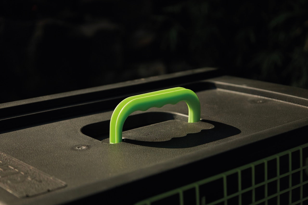 Transportadora PREMIUM ECO TREK para Perros - Negra con Rejillas Metálicas (Black & Green) | M-PETS