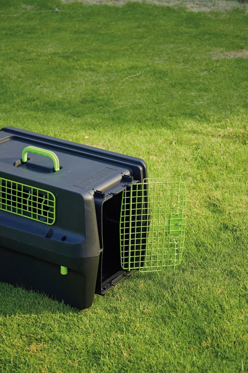 Transportadora PREMIUM ECO TREK para Perros - Negra con Rejillas Metálicas (Black & Green) | M-PETS