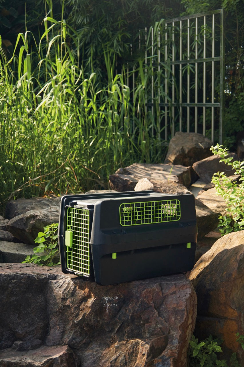 Transportadora PREMIUM ECO TREK para Perros - Negra con Rejillas Metálicas (Black & Green) | M-PETS