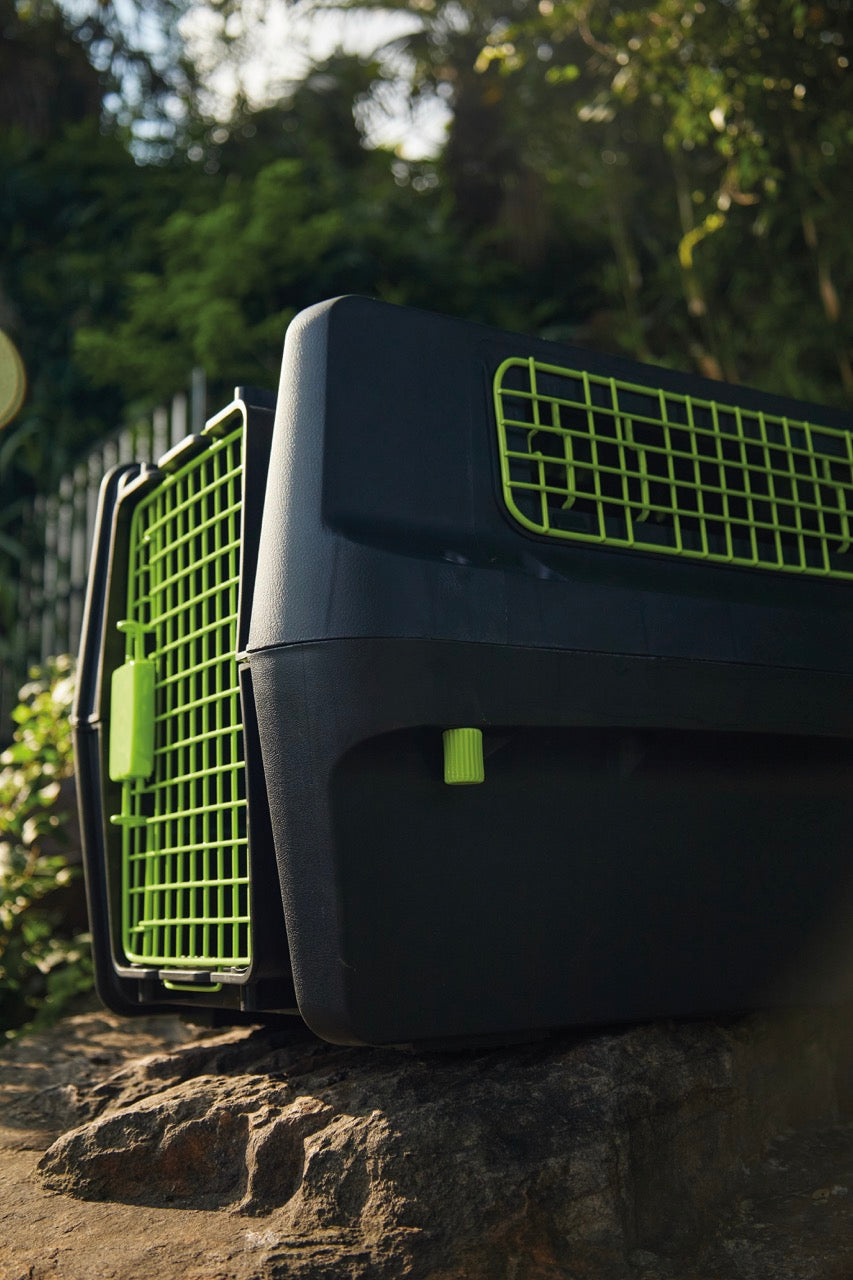 Transportadora PREMIUM ECO TREK para Perros - Negra con Rejillas Metálicas (Black & Green) | M-PETS