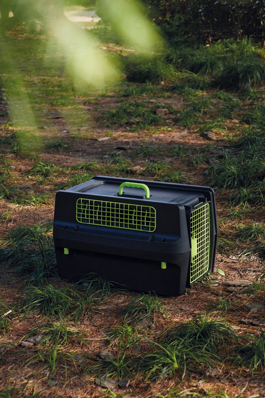Transportadora PREMIUM ECO TREK para Perros - Negra con Rejillas Metálicas (Black & Green) | M-PETS