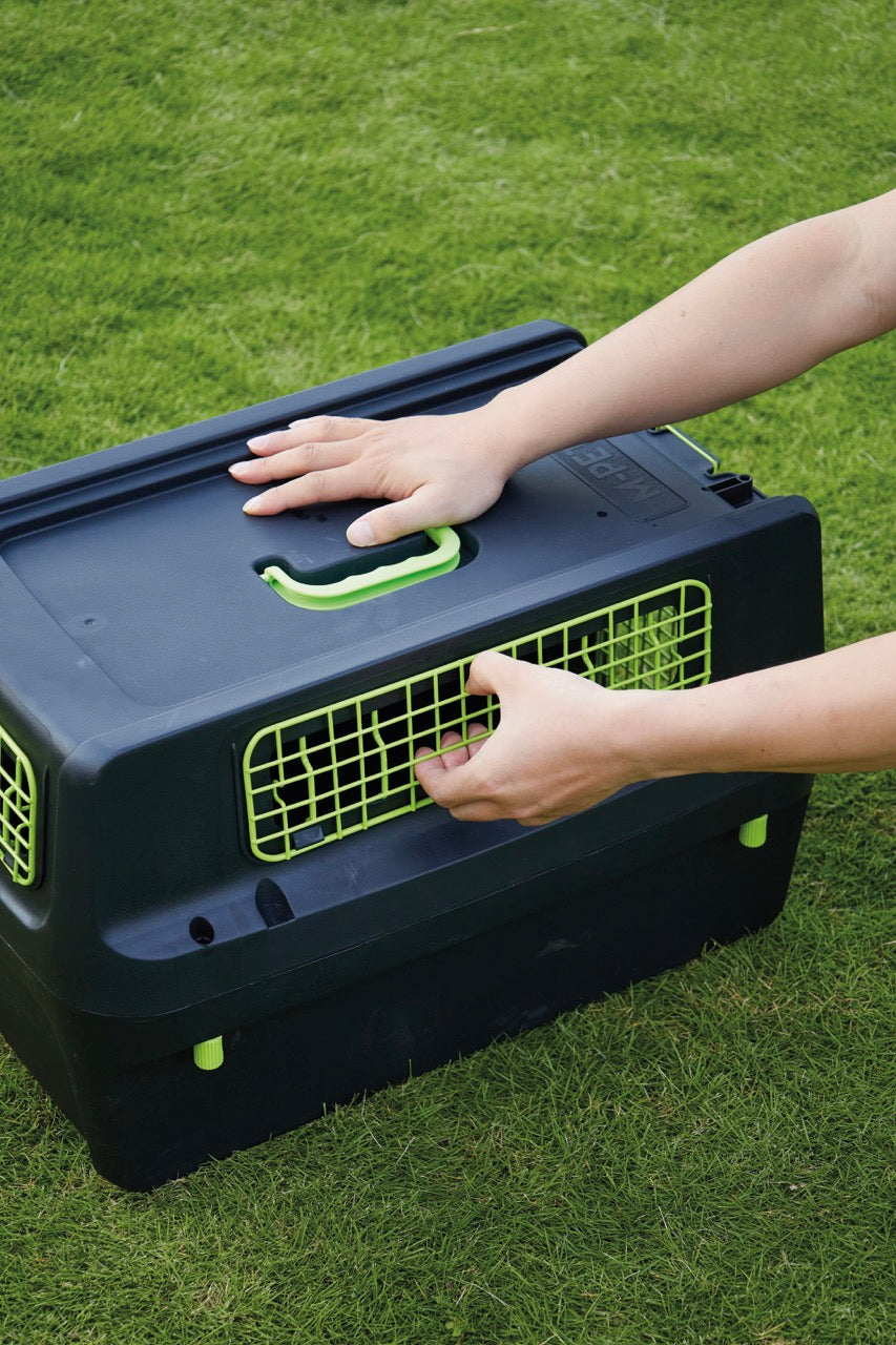 Transportadora PREMIUM ECO TREK para Perros - Negra con Rejillas Metálicas (Black & Green) | M-PETS