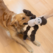 Dos perros jugando a jalar el KONG Knots Monkey