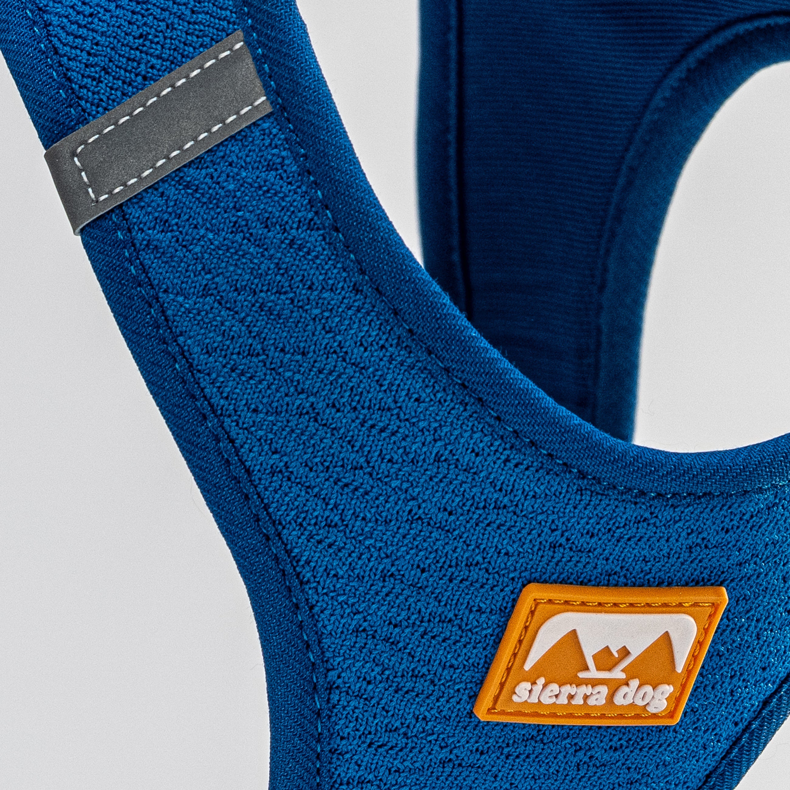 Pechera Sierra CloudVest Azul Acero detalle del logo