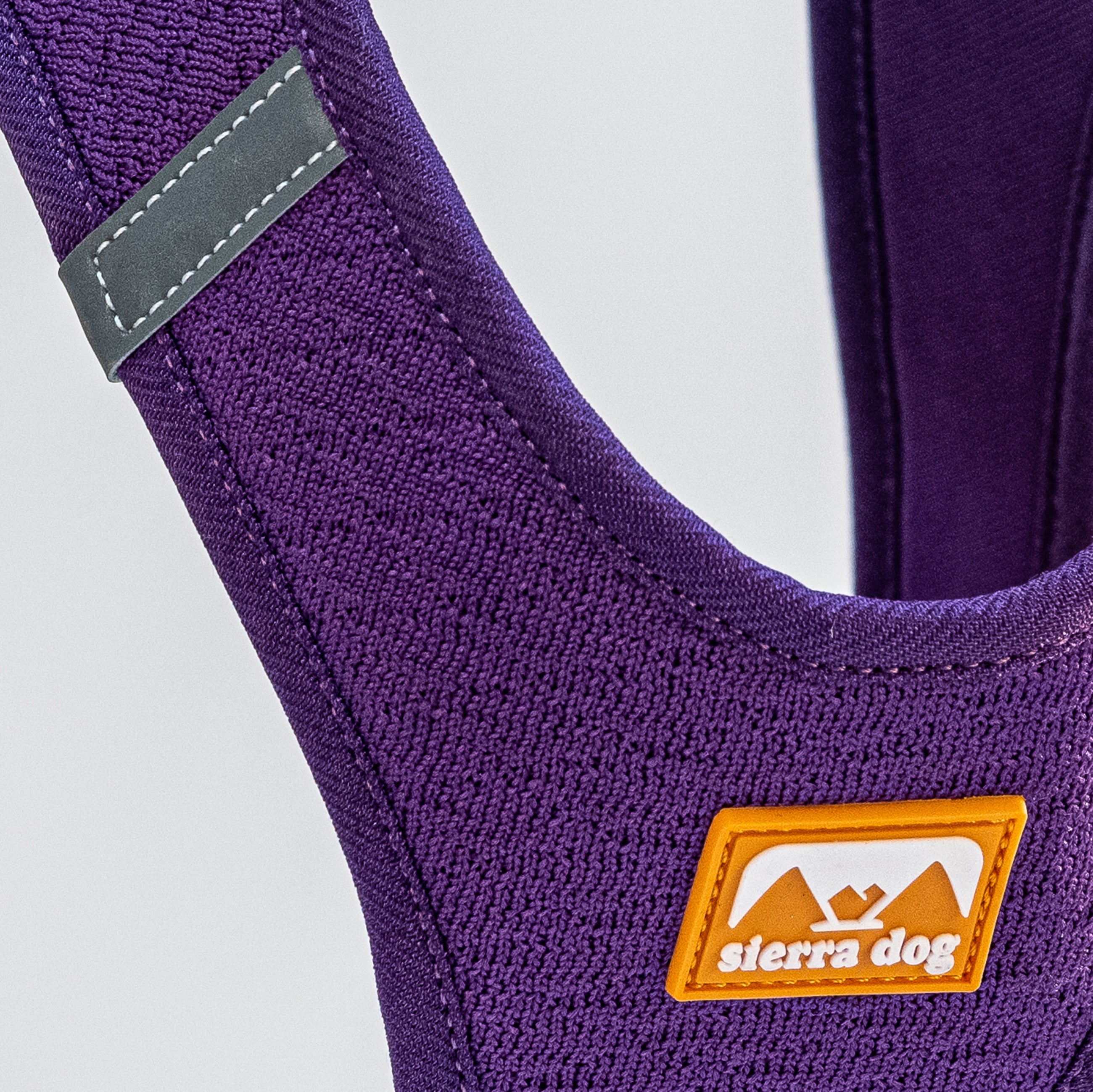 Pechera Sierra CloudVest Morado Índigo detalle del logo