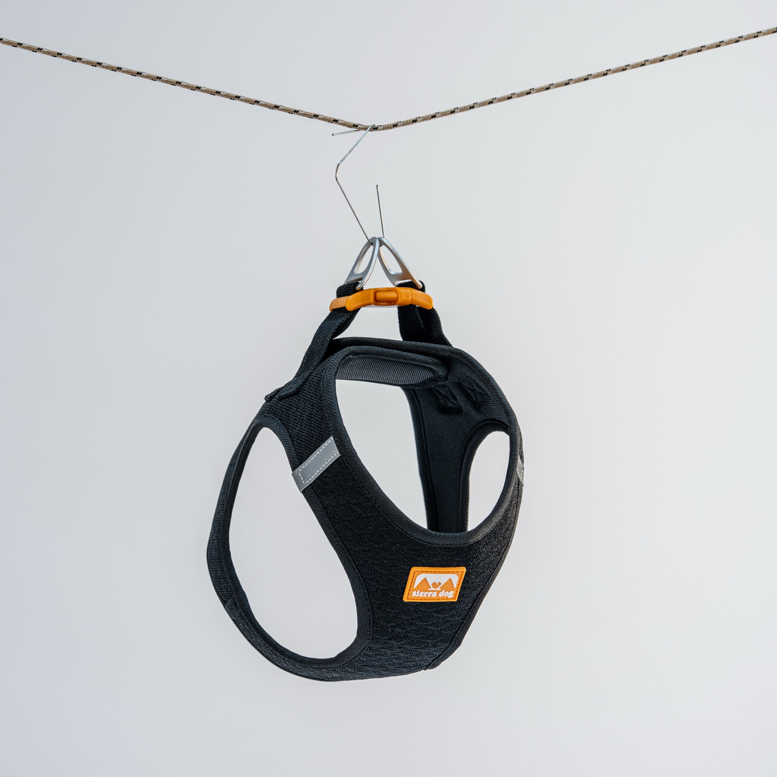 Pechera Sierra CloudVest Negro Carbón vista colgada