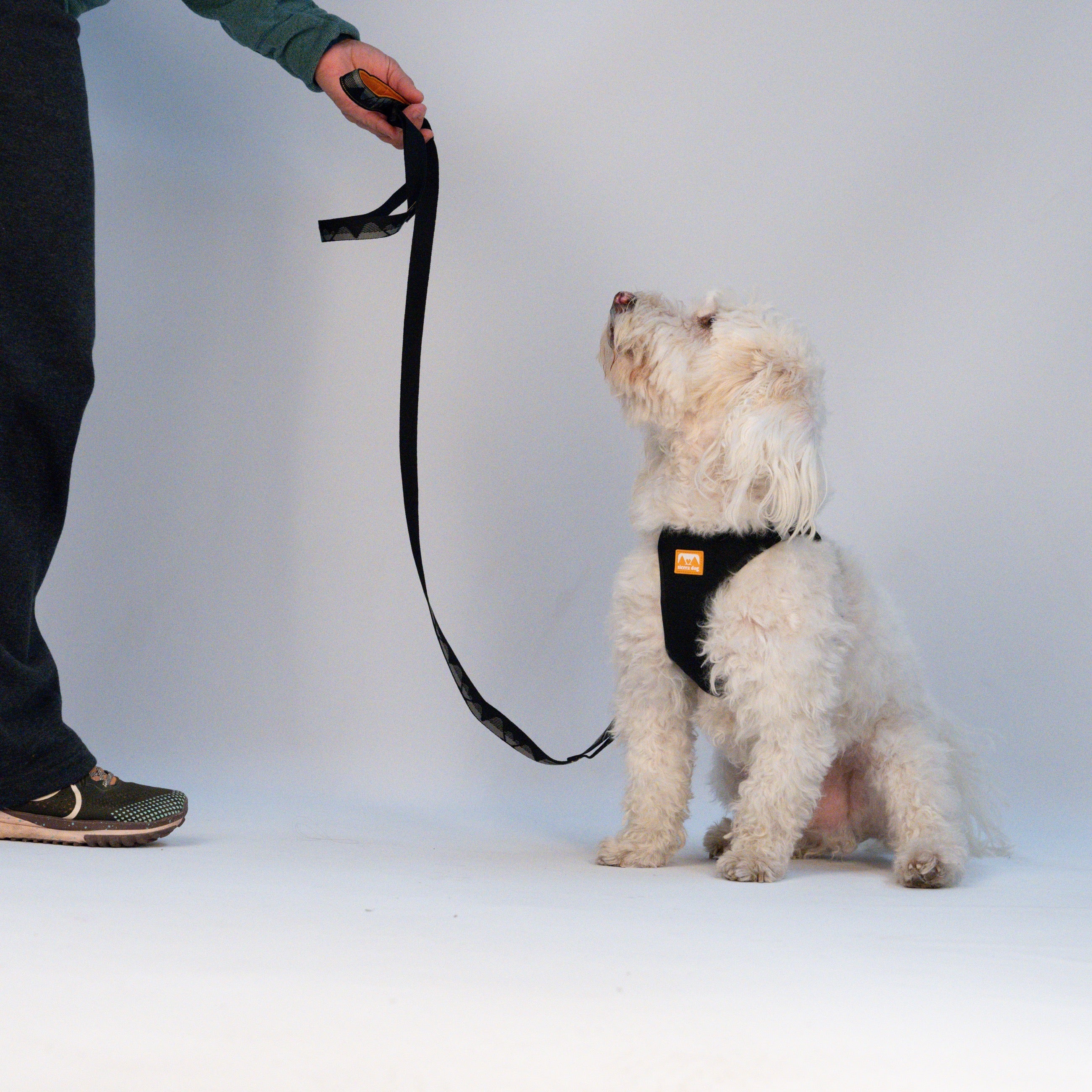 Pechera Sierra CloudVest Negro Carbón en uso (estudio)