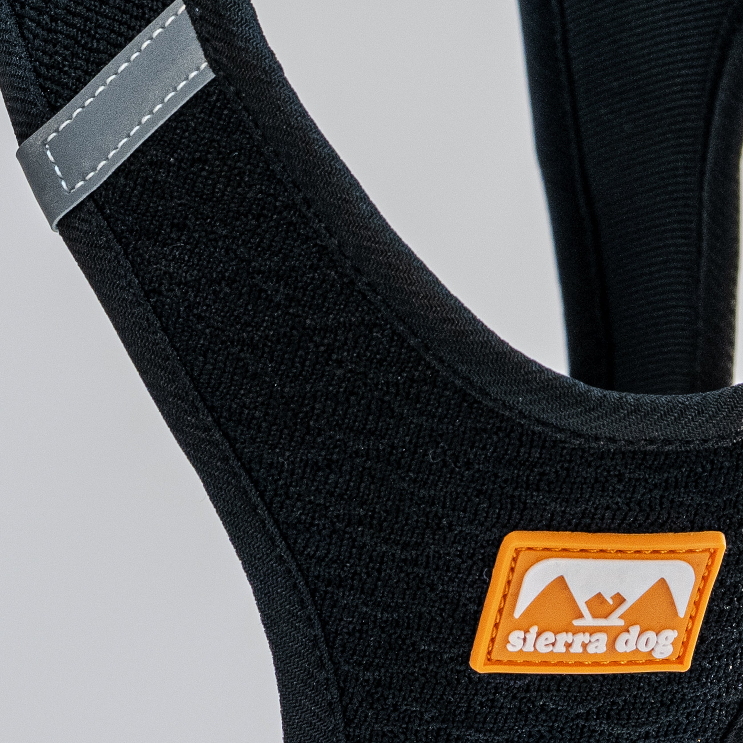 Pechera Sierra CloudVest Negro Carbón detalle del logo