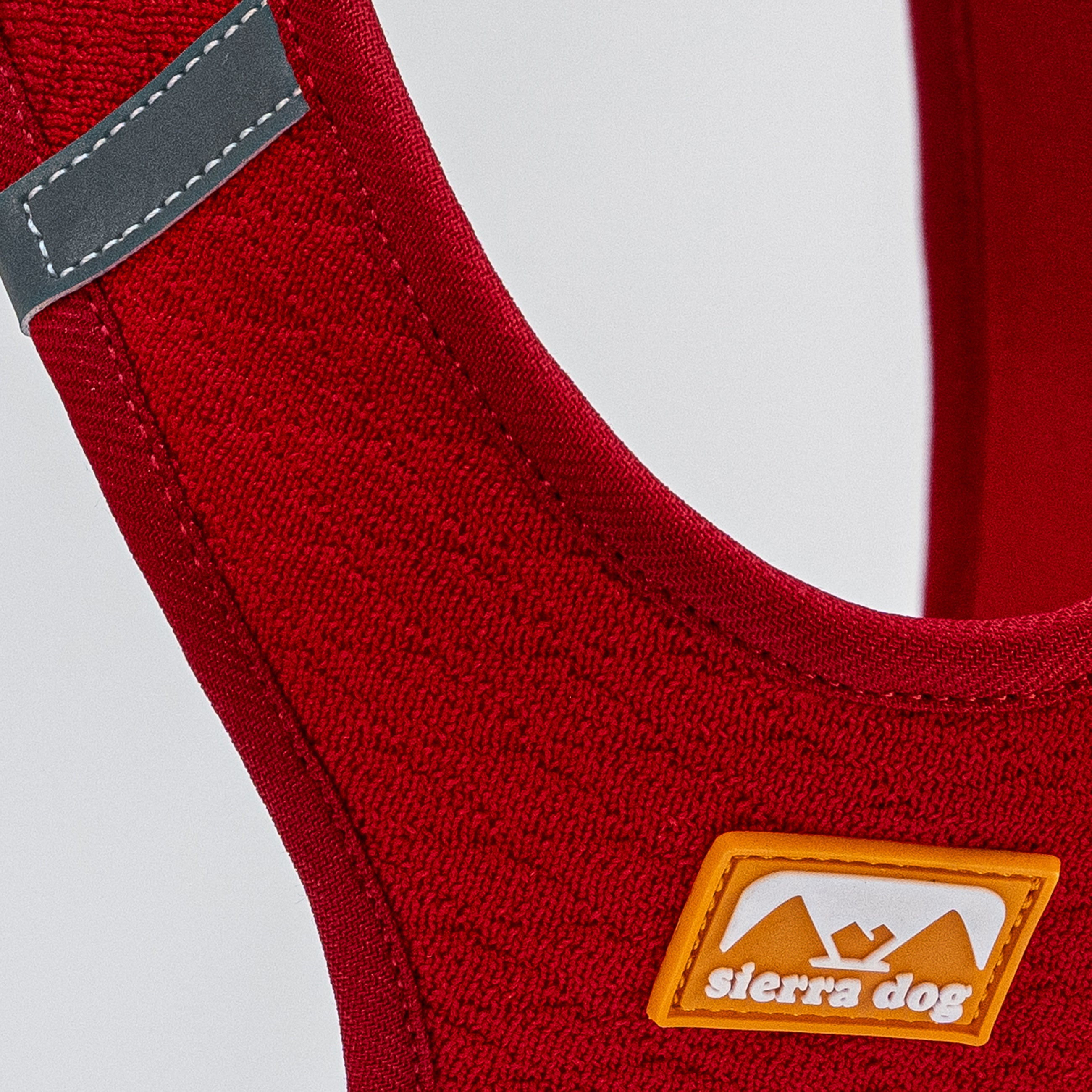 Pechera Sierra CloudVest Rojo Coral detalle del logo