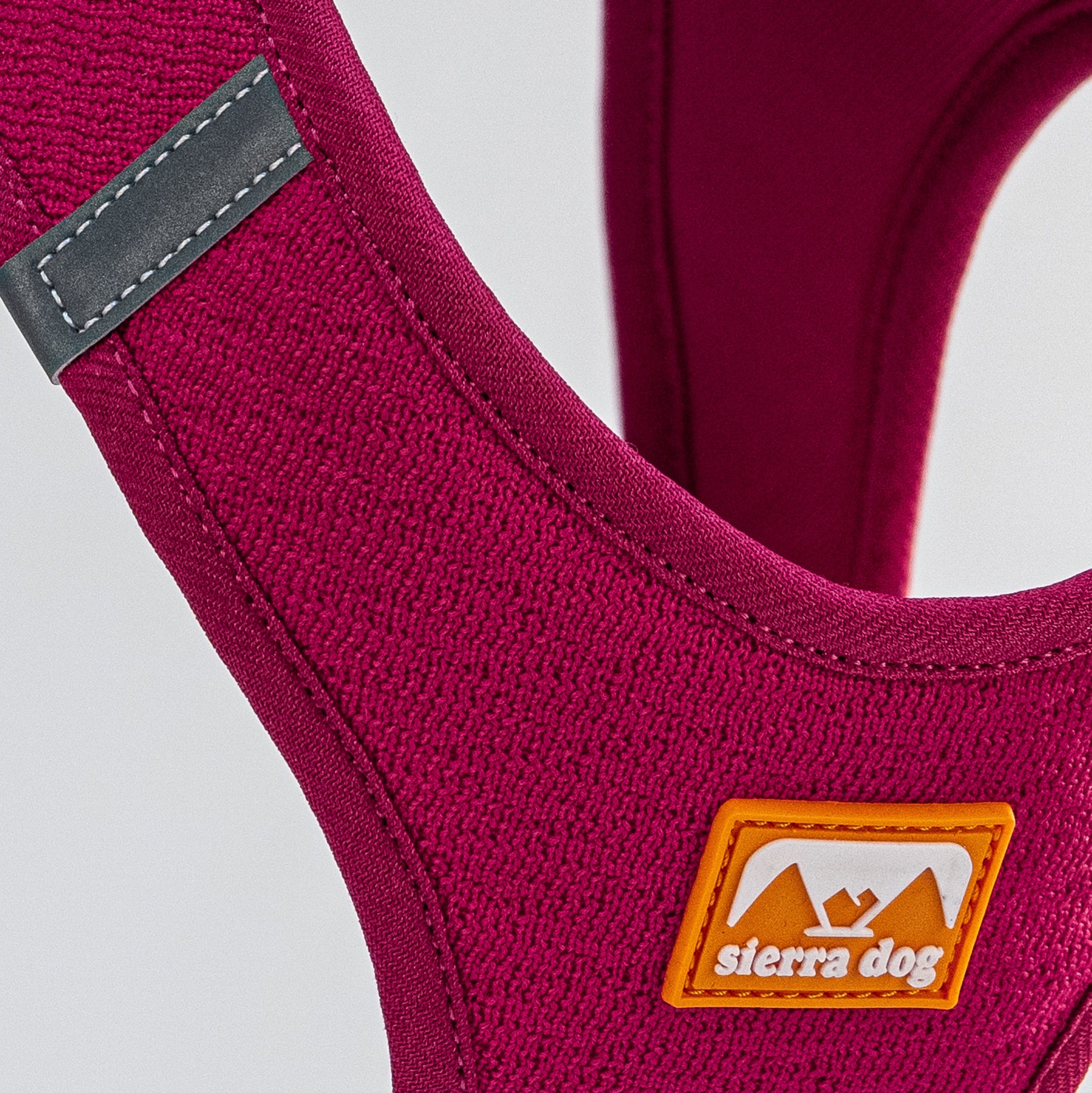 Pechera Sierra CloudVest Rosa Magenta detalle del logo