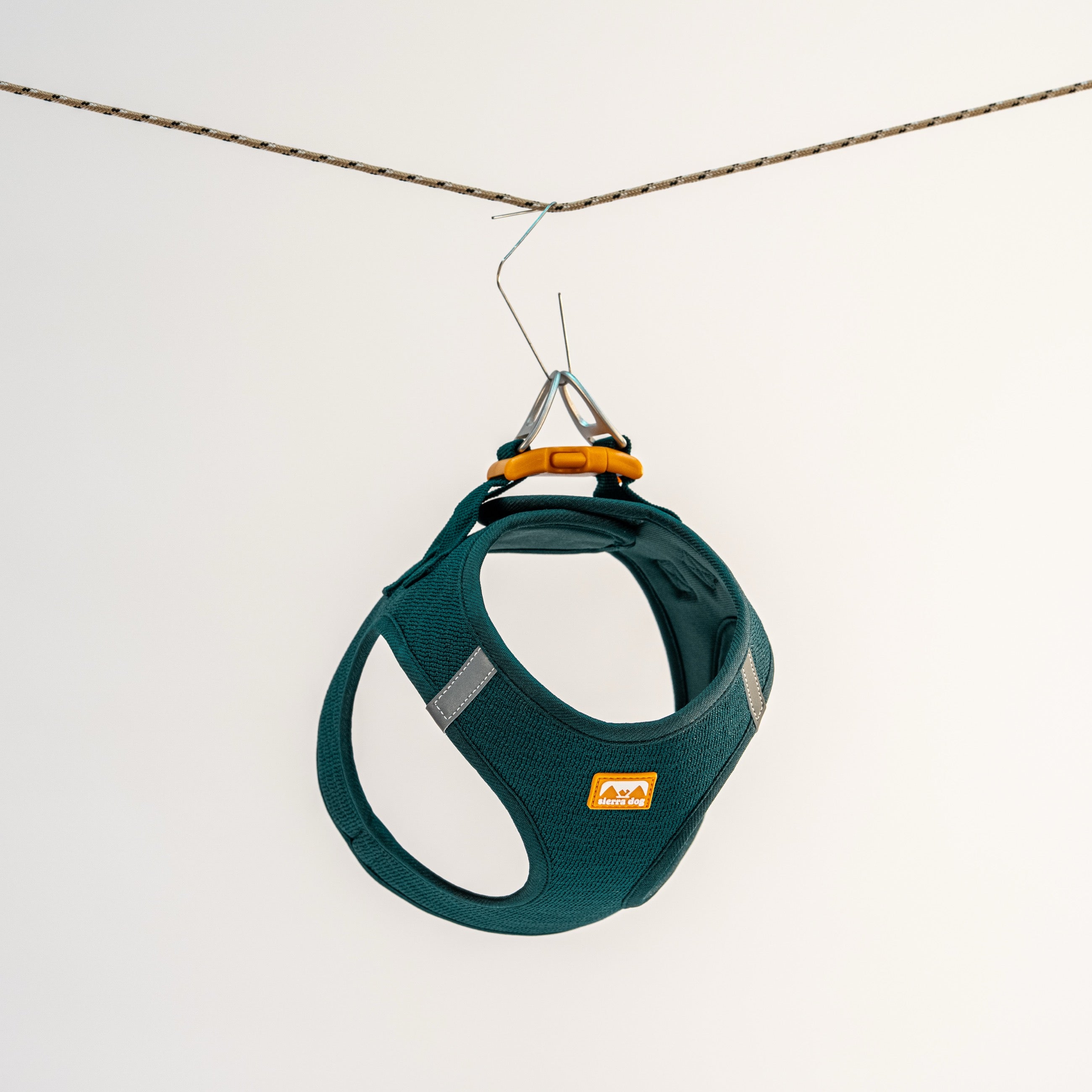 Pechera Sierra CloudVest Verde Jade vista colgada