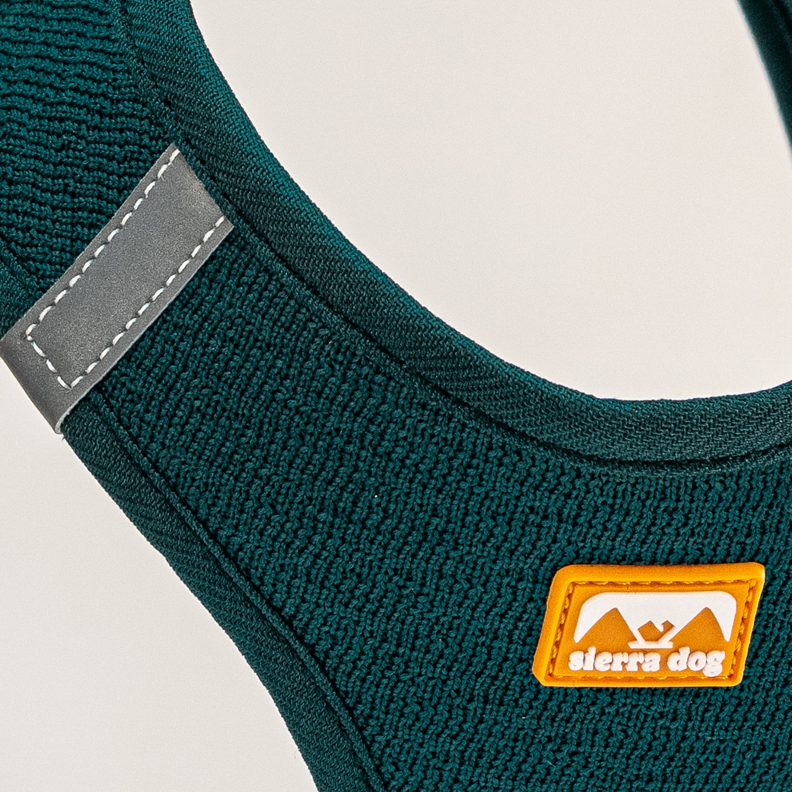 Pechera Sierra CloudVest Verde Jade detalle del logo
