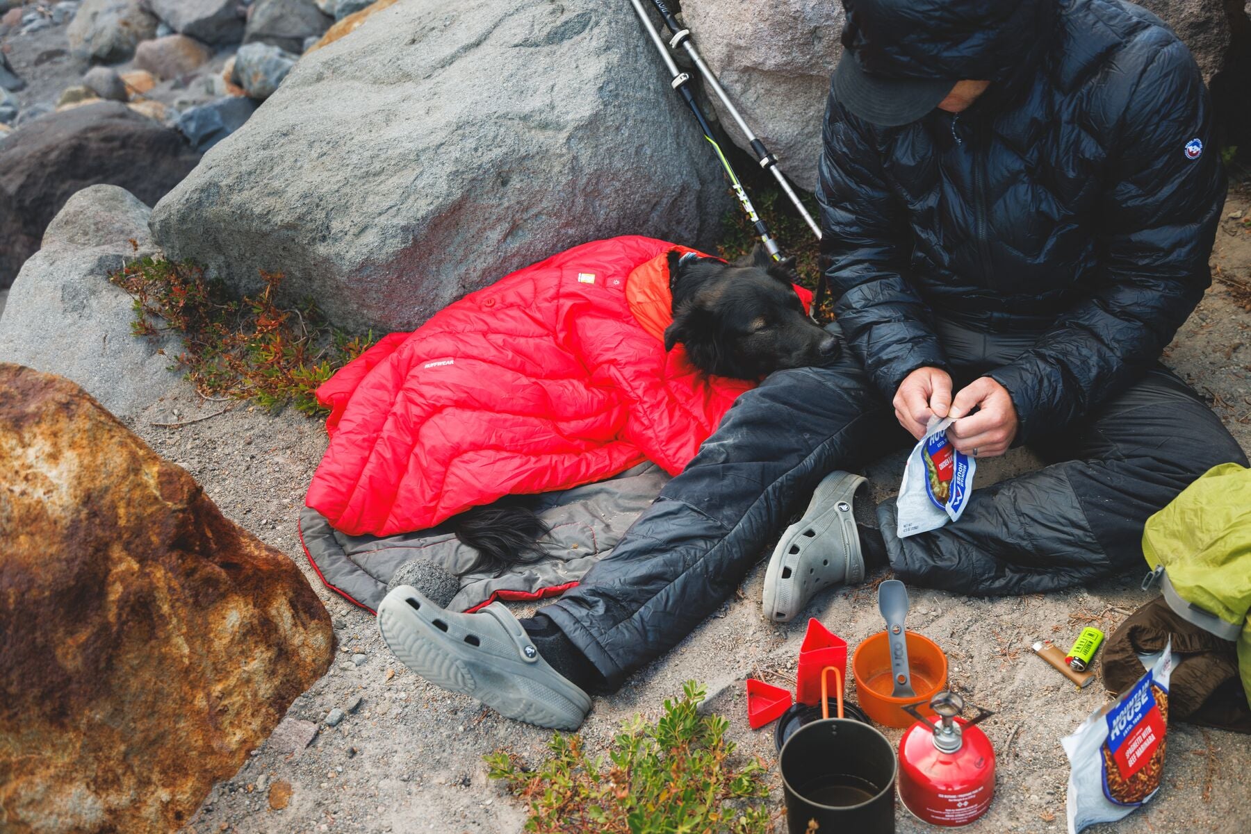 Poncho para Dormir Palisades™ Sleep Poncho en Rojo Grosella (Red Currant) | Ruffwear