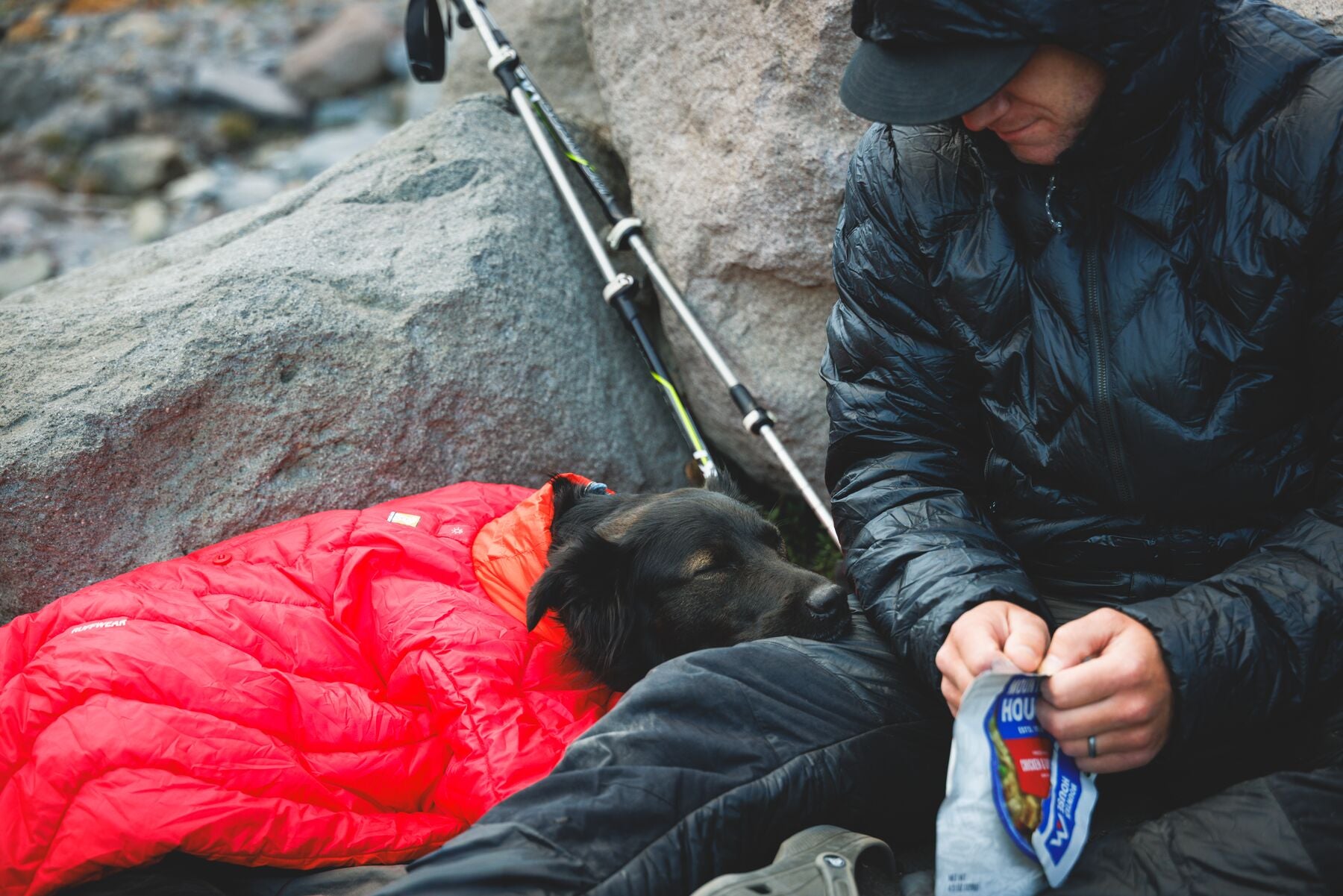 Poncho para Dormir Palisades™ Sleep Poncho en Rojo Grosella (Red Currant) | Ruffwear