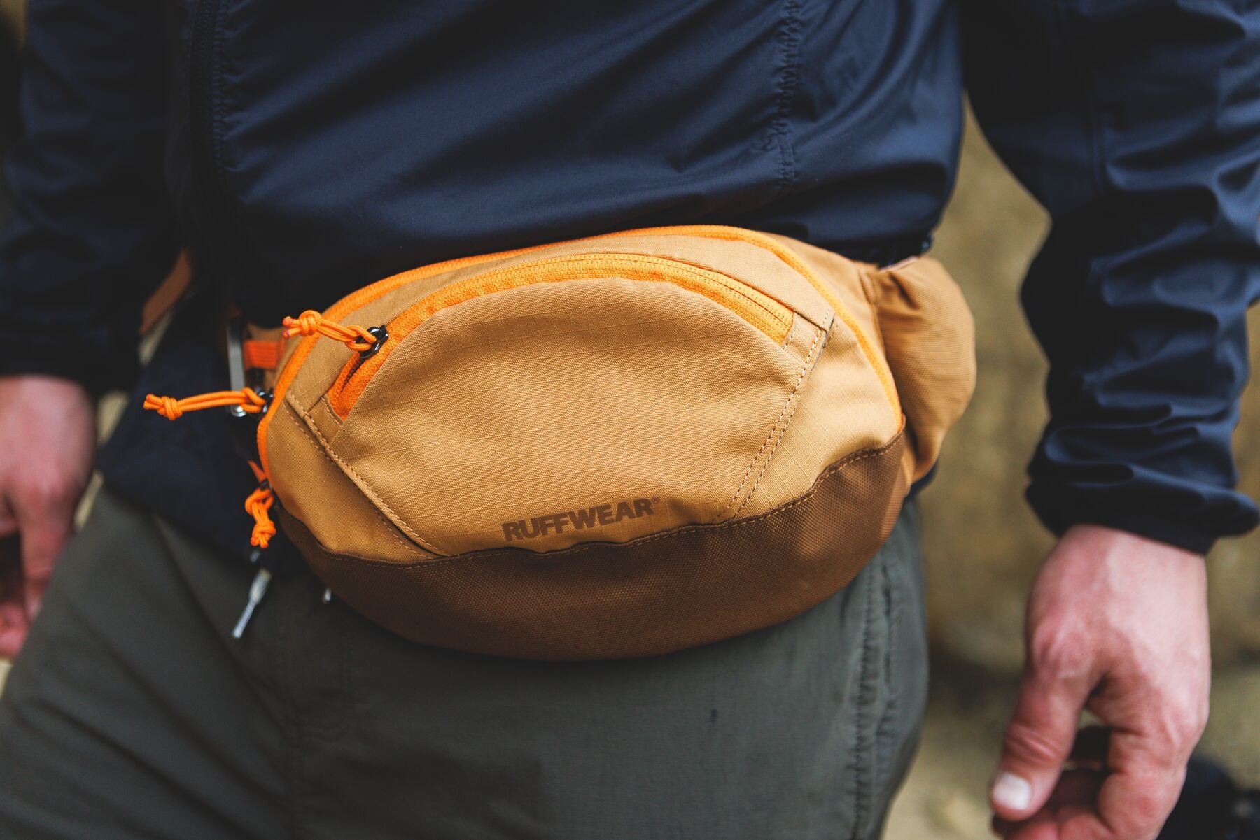 Home Trail® Hip Pack Verde Roca de Río (River Rock Green) de Ruffwear - Cangurera para Humanos con Perros