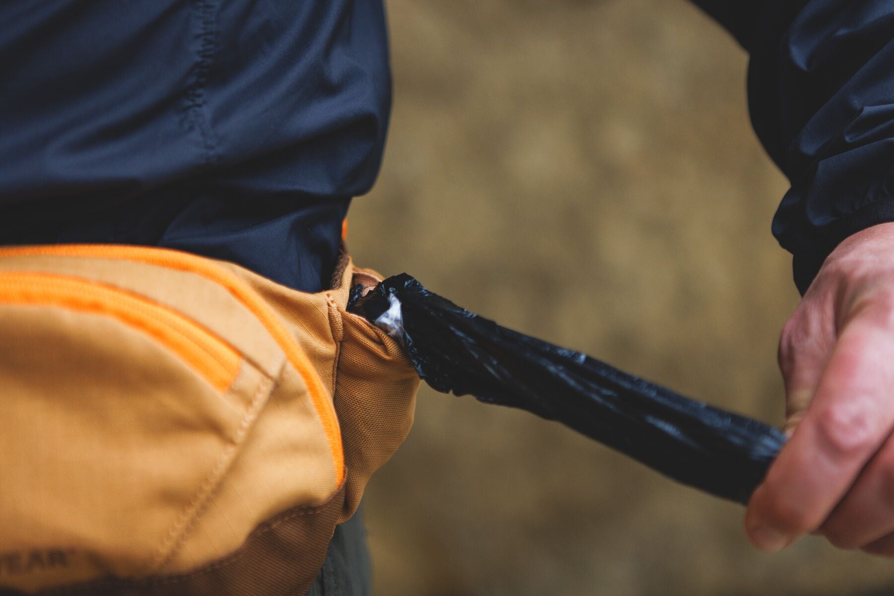 Home Trail® Hip Pack Verde Roca de Río (River Rock Green) de Ruffwear - Cangurera para Humanos con Perros