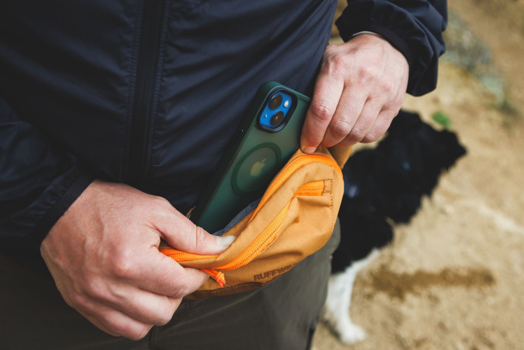 Home Trail® Hip Pack Verde Roca de Río (River Rock Green) de Ruffwear - Cangurera para Humanos con Perros