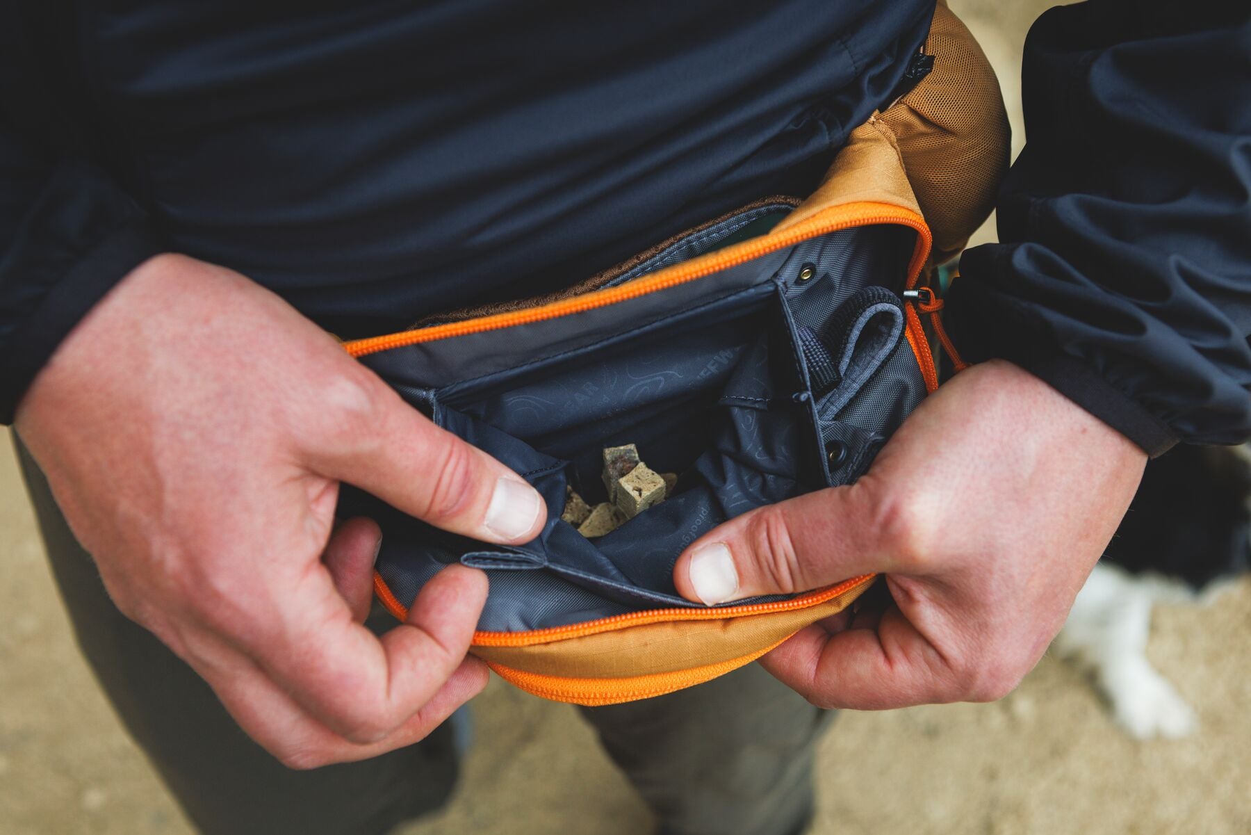 Home Trail® Hip Pack Verde Roca de Río (River Rock Green) de Ruffwear - Cangurera para Humanos con Perros