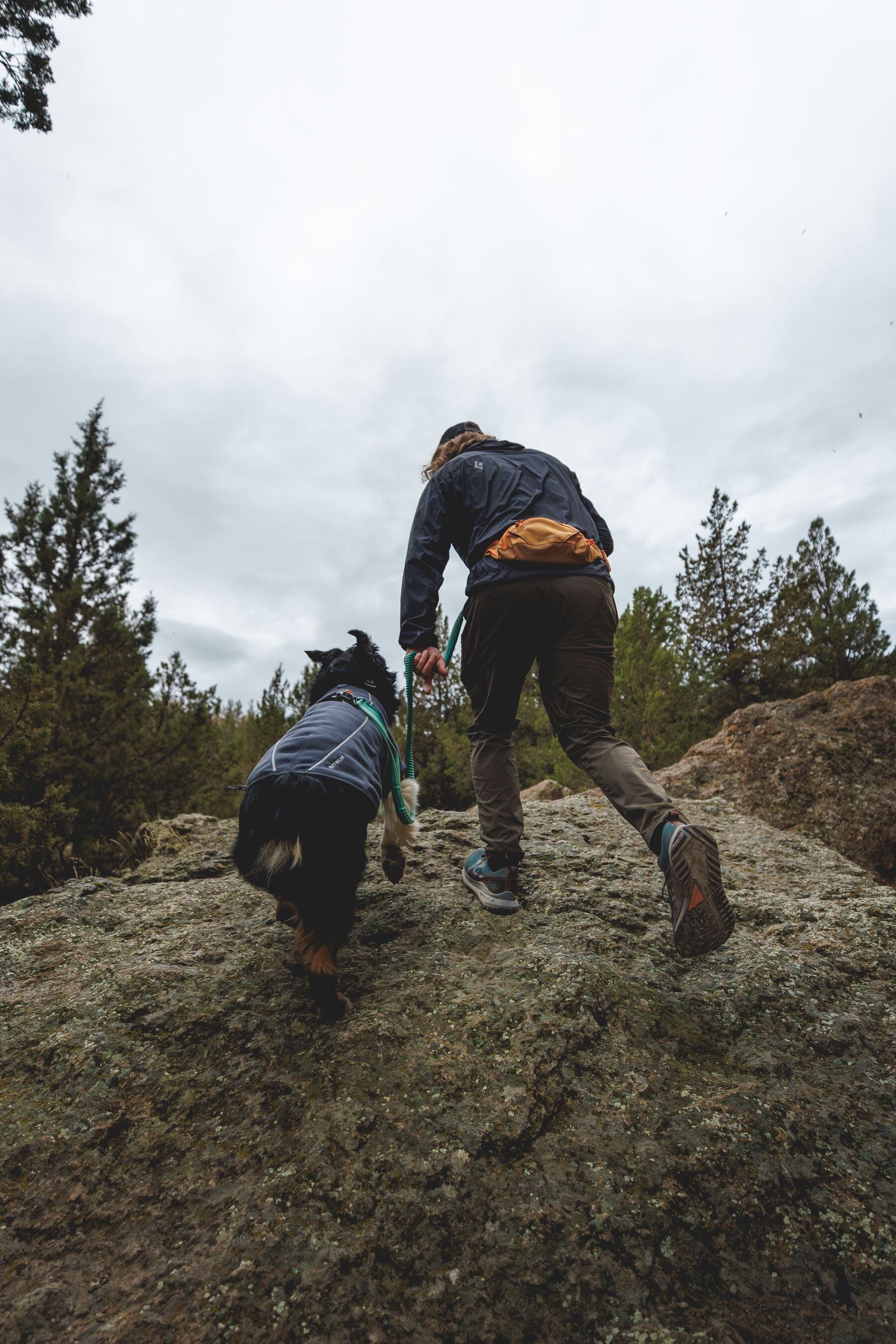 Home Trail® Hip Pack Verde Roca de Río (River Rock Green) de Ruffwear - Cangurera para Humanos con Perros