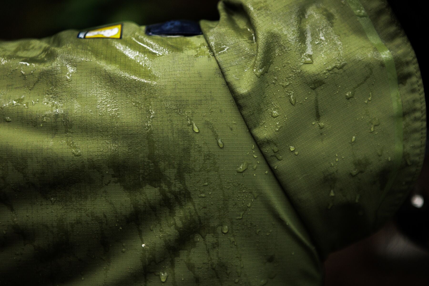 Impermeable Sun Shower™ Coverall (Overall) para Perros - Cobertura Completa y Mangas StormSleeves™ - Verde (Campfire Green) & Azul (Aurora Teal) | Ruffwear®