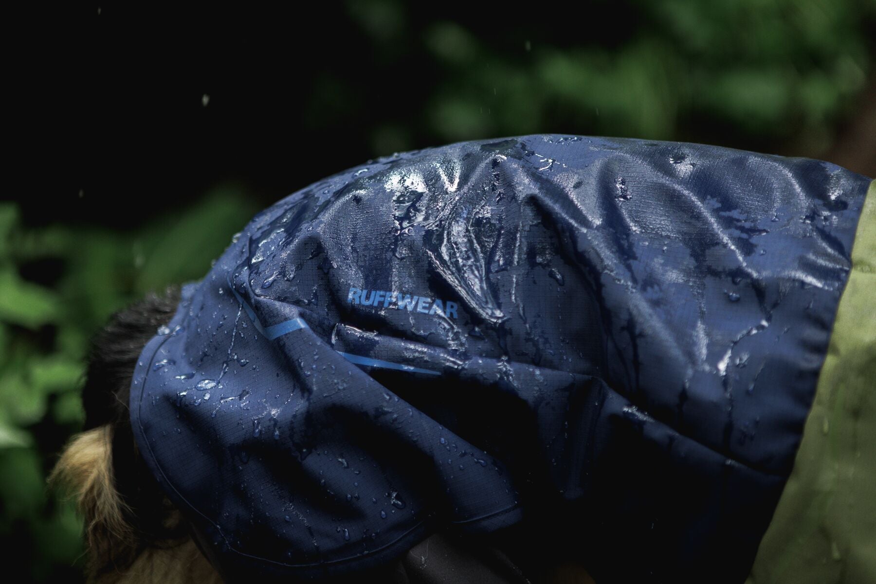 Impermeable Sun Shower™ Coverall (Overall) para Perros - Cobertura Completa y Mangas StormSleeves™ - Verde (Campfire Green) & Azul (Aurora Teal) | Ruffwear®