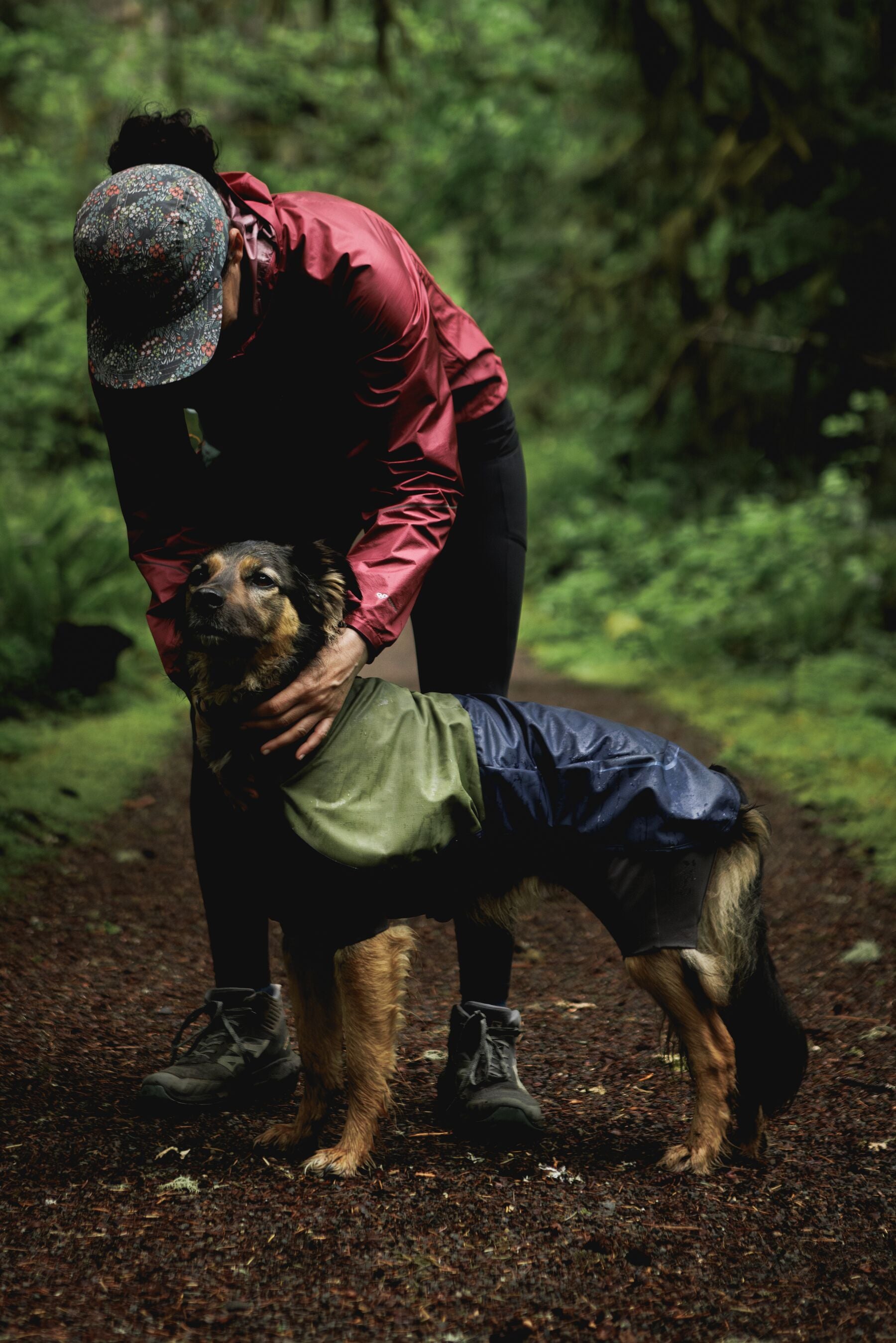 Impermeable Sun Shower™ Coverall (Overall) para Perros - Cobertura Completa y Mangas StormSleeves™ - Verde (Campfire Green) & Azul (Aurora Teal) | Ruffwear®