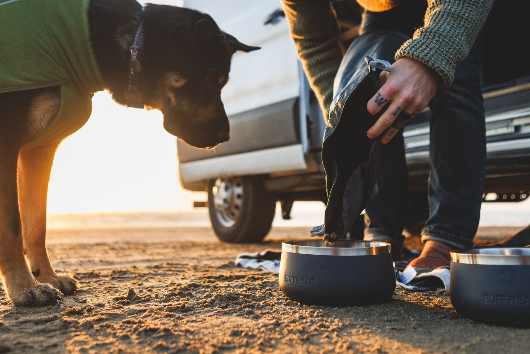 Kibble Kaddie™ Almacenador de Croquetas Portátil - Gris Basalto (Basalt Gray) | Ruffwear