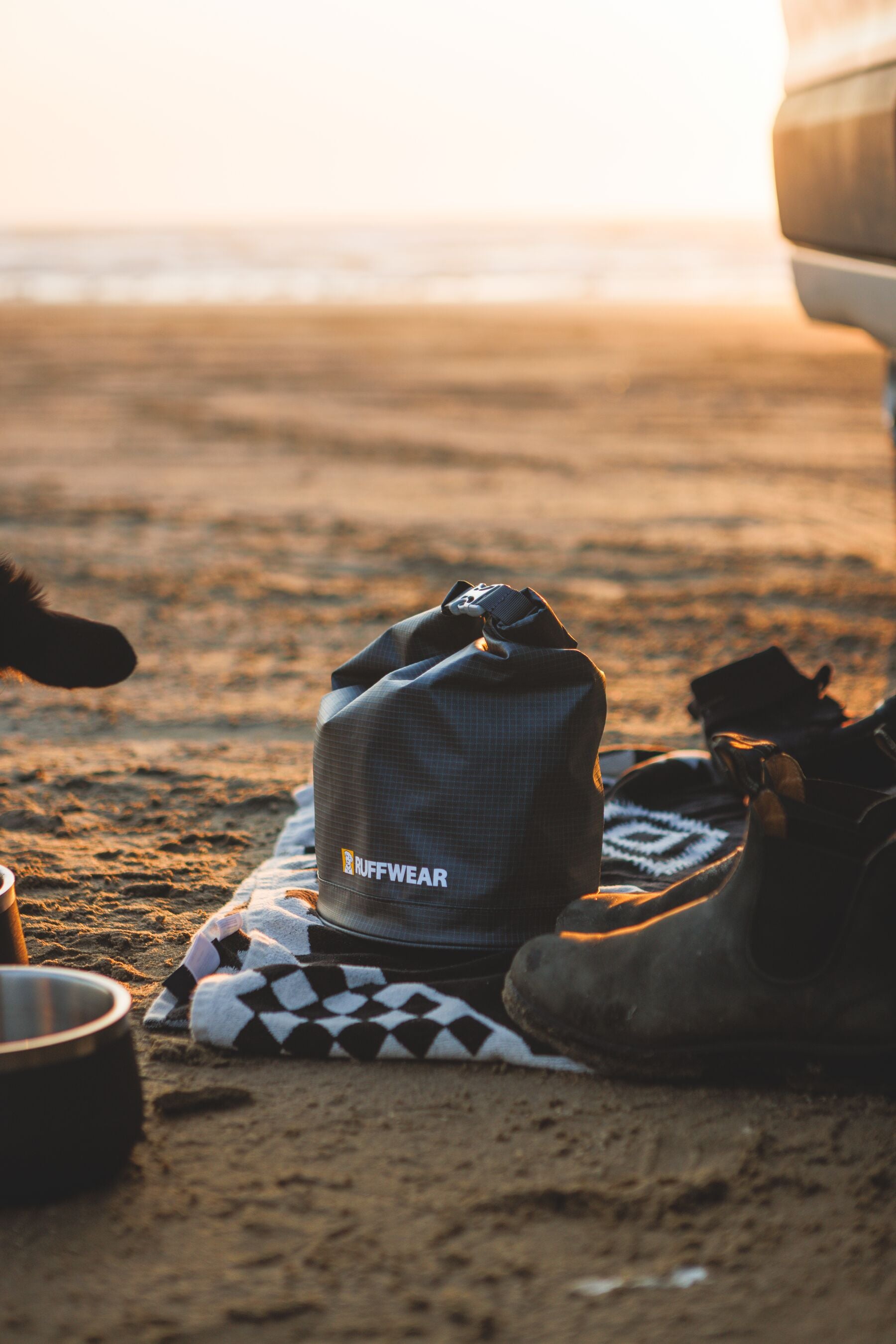 Kibble Kaddie™ Almacenador de Croquetas Portátil - Gris Basalto (Basalt Gray) | Ruffwear