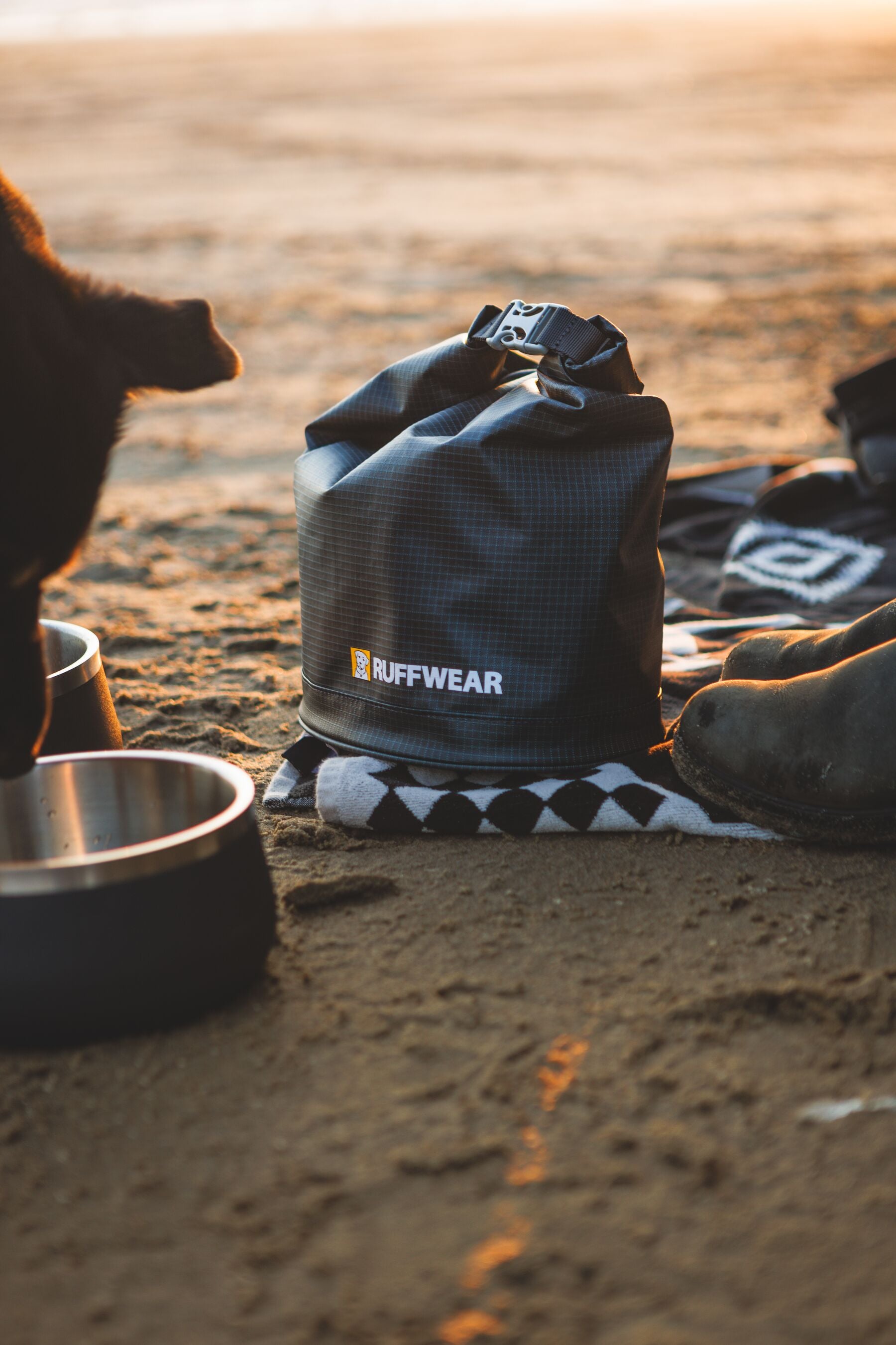 Kibble Kaddie™ Almacenador de Croquetas Portátil - Gris Basalto (Basalt Gray) | Ruffwear