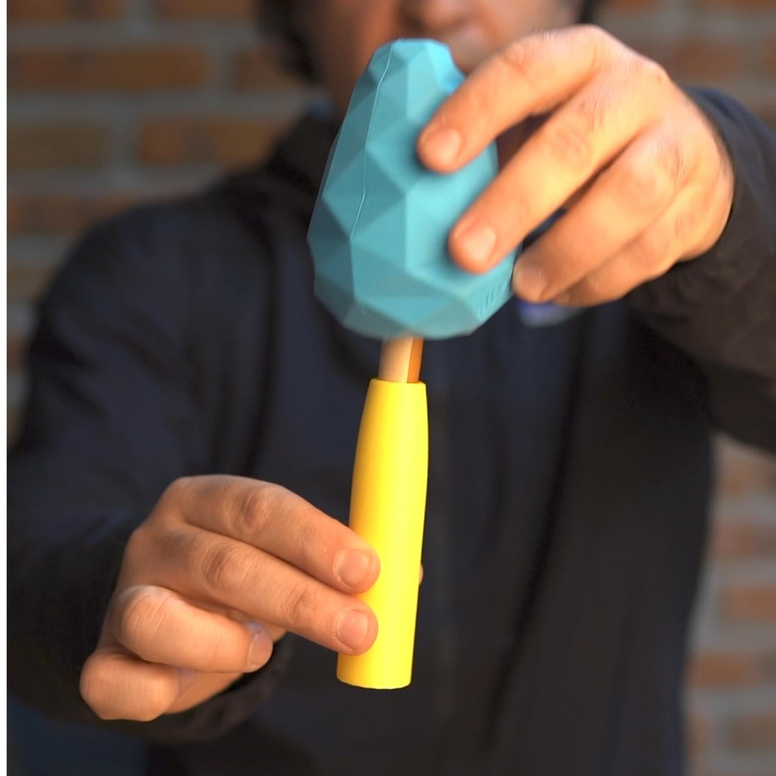 Stick-a-Cone - Dispositivo para introducir Smart Sticks en el Gnawt-a-Cone